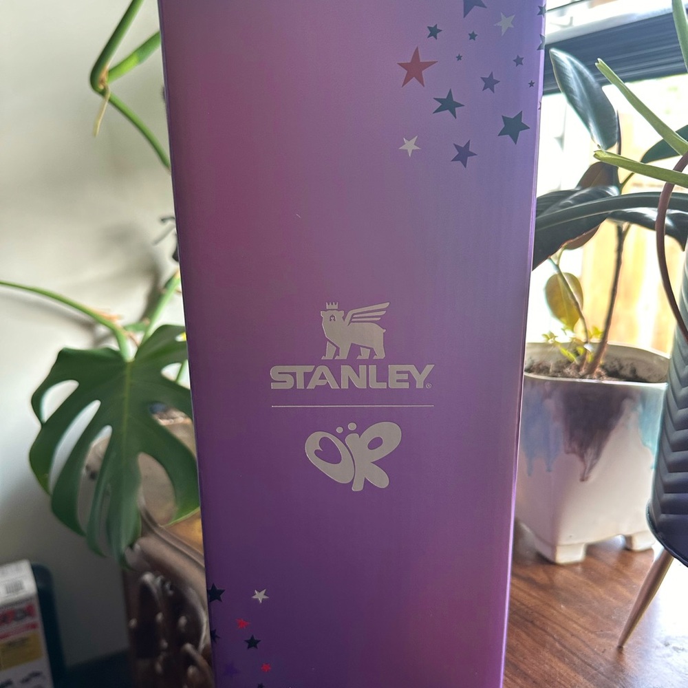 SOLD 🔥 BNIB Olivia Rodrigo 40oz Stanley